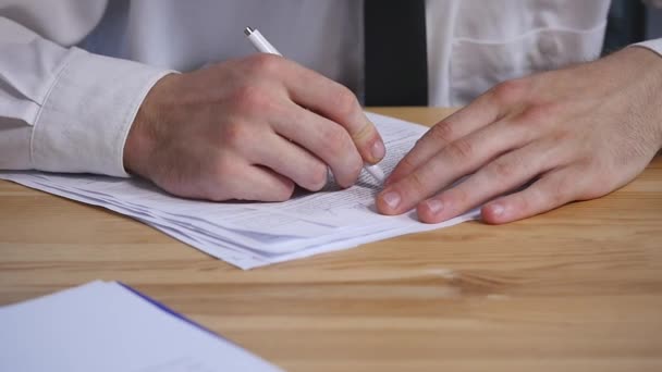 Hombre de negocios enojado firmando documentos en la mesa de la oficina y dispersarlos — Vídeos de Stock