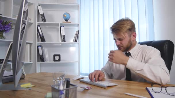 Уставший бизнесмен работает допоздна и развязывает галстук в офисе — стоковое видео