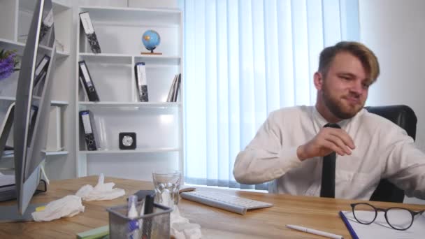 Müder und überlasteter Geschäftsmann, der Tabletten nimmt und große Kopfschmerzen hat — Stockvideo