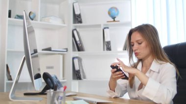 Güzel genç bayan ofiste çalışıyor.