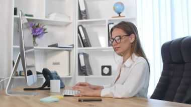 Güzel genç bayan ofiste çalışıyor.