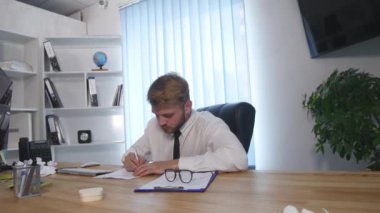 Yorgun ve çok çalışan iş kişi büyük bir baş ağrısı acı hapları