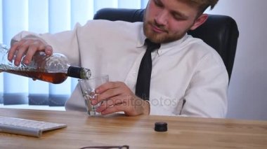 alkol ofiste iş adamı