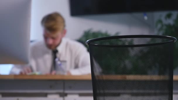 Loafer at office, businessman throws papers in trash can, dreams of vacation — Stock Video