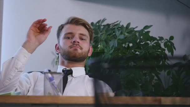 Faulenzer im Büro, Geschäftsmann wirft Papiere in Mülleimer, träumt vom Urlaub — Stockvideo