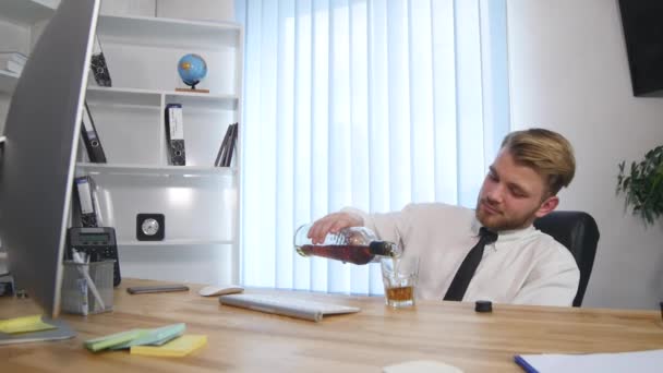 Hombre de negocios bebiendo alcohol en la oficina — Vídeo de stock