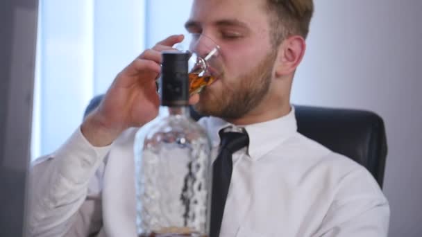 Business man drinking alcohol in the office — Stock Video