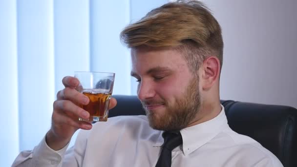 Zakenman, het drinken van alcohol in het kantoor — Stockvideo