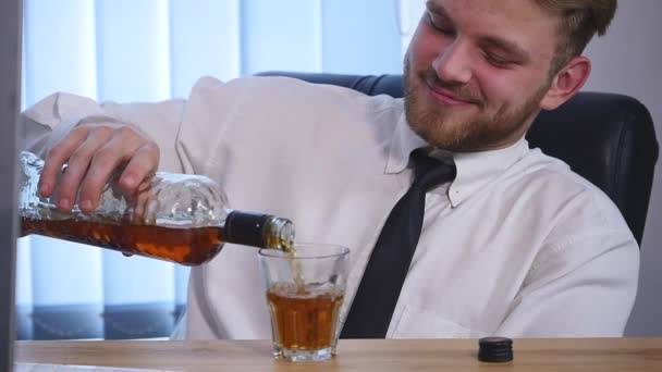 Business man drinking alcohol in the office — Stock Video