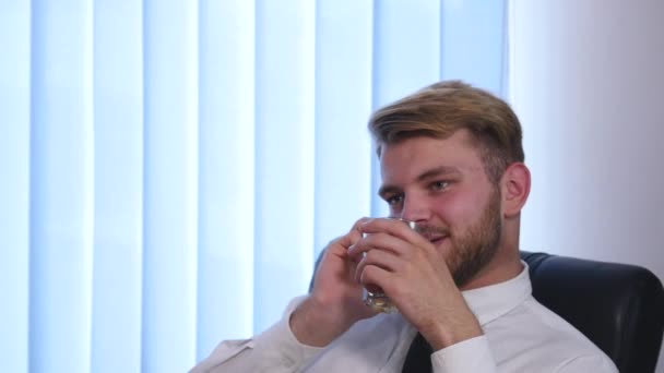Zakenman, het drinken van alcohol in het kantoor — Stockvideo