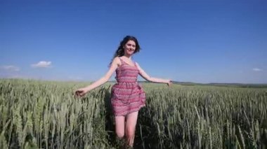 Yeşil buğday sahada koşan güzellik kız. Özgürlük kavramı. Mutlu kadın açık havada. Hasat