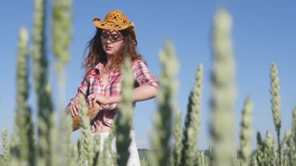 Chica con cerveza y pan en el campo de trigo — Vídeos de Stock