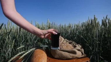 Kadının el Kvas bir bardak buğday zemin üzerine alarak