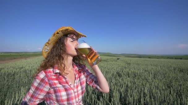 Girl with beer at cereals field in summer — Stock Video