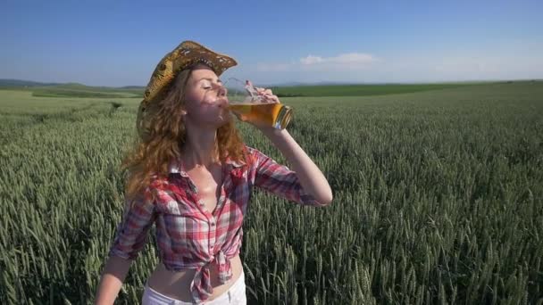 Fille avec de la bière au champ de céréales en été — Video