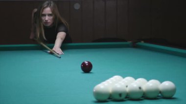 Genç kız oyun Rus Bilardo
