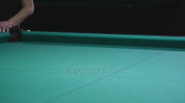 Kız oynarken Rus Bilardo. Bir el Close-Up