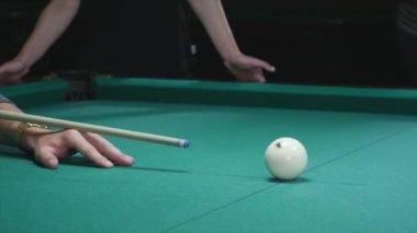 Kız oynarken Rus Bilardo. Bir el Close-Up