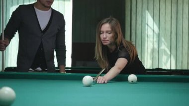 Gençler kulübü pub barda bilardo oynarken