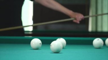 Kız oynarken Rus Bilardo. Bir el Close-Up