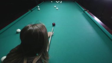 Genç kız oyun Rus Bilardo