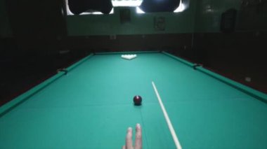 güzel kız ve genç adam bilardo oynarken