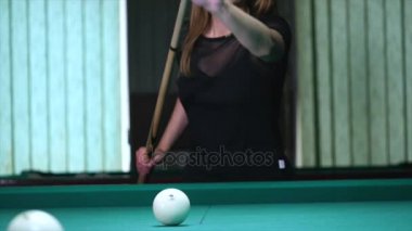 Genç güzel genç bayan snooker almayı hedefleyen bir kulüp tabloda üzerine eğilerek vurdu