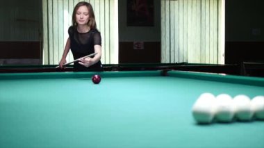 Genç kadın bilardo oyunu oynarken