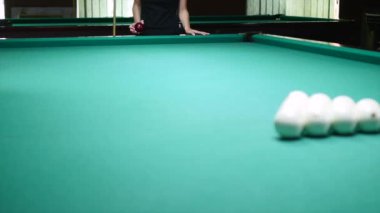Genç kadın bilardo oyunu oynarken