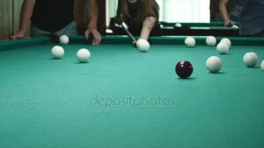 Onun kız arkadaşı gösterilen adam nerede topu - genç kadın bilardo oynarken havuzu topa vurmayı tavsiye almak için