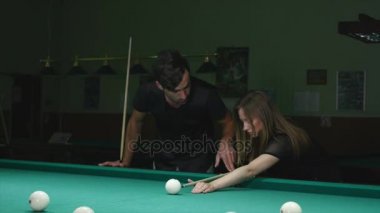 Onun kız arkadaşı gösterilen adam nerede topu - genç kadın bilardo oynarken havuzu topa vurmayı tavsiye almak için
