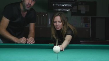 A genç portre mutlu çift bilardo oynarken