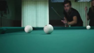 Erkekler oyun Bilardo - genç adam astar için topu üzerinde profesyonel Bilardo masası. Konsantre ve matuf Bilardo oyuncu topu. Bilardo kulüp. Ağır çekim 240 fps. Full Hd 1080p