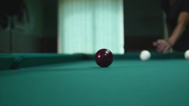 Erkekler oyun Bilardo - genç adam astar için topu üzerinde profesyonel Bilardo masası. Konsantre ve matuf Bilardo oyuncu topu. Bilardo kulüp. Ağır çekim 240 fps. Full Hd 1080p