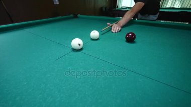 Kız el topu Bilardo masanın üzerine koyar. Büyük kırmızı bilardo topu ön planda