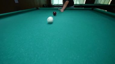 Kız el topu Bilardo masanın üzerine koyar. Büyük kırmızı bilardo topu ön planda