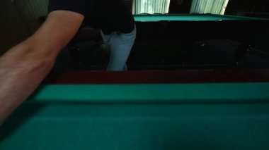 Kız el topu Bilardo masanın üzerine koyar. Büyük kırmızı bilardo topu ön planda
