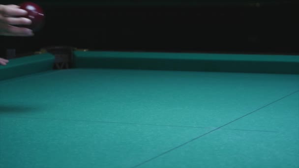 Kız el topu Bilardo masanın üzerine koyar. Büyük kırmızı bilardo topu ön planda — Stok video