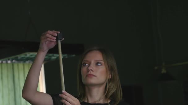 Meisje spelen van biljart poolspel is chalking haar pool cue tip — Stockvideo