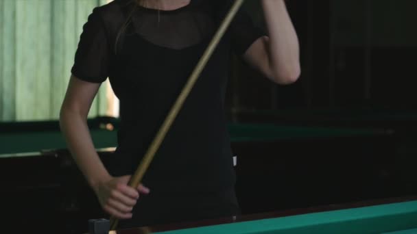 Bilardo pool oyunu oynayan kız onun havuzu cue ipucu düzenlemesi — Stok video