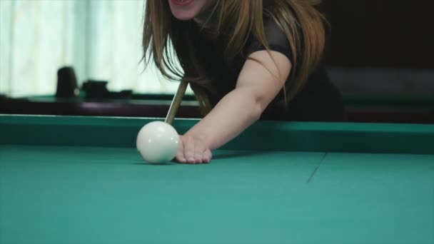 Молодая девушка играет в русский бильярд — стоковое видео