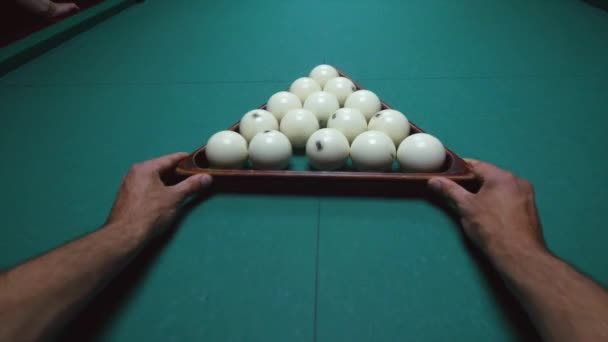 Installation du jeu de billard pyramidal russe, joueur se préparant à tirer — Video