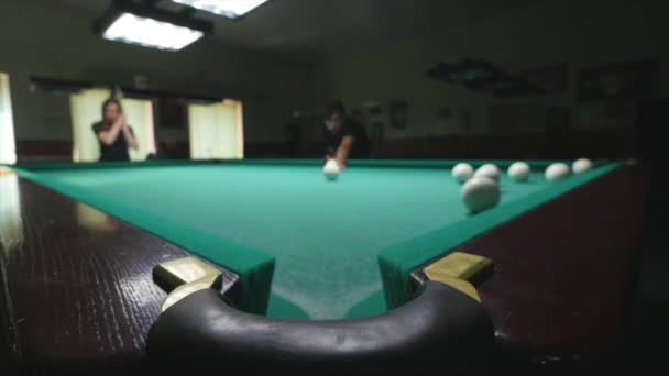 Een jonge man spelen biljart snooker, hoekmening dit is mijn vrijetijd — Stockvideo