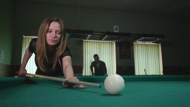 Jeune femme jouant au billard jeu — Video