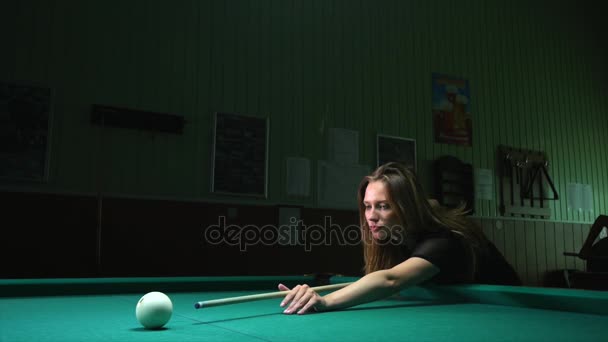 Young woman playing billiard game — Stock Video