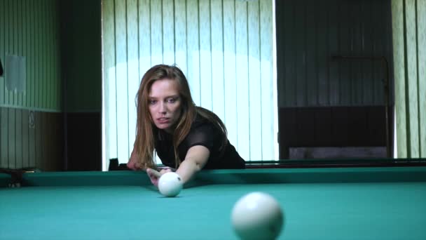 Young woman playing billiard game — Stock Video