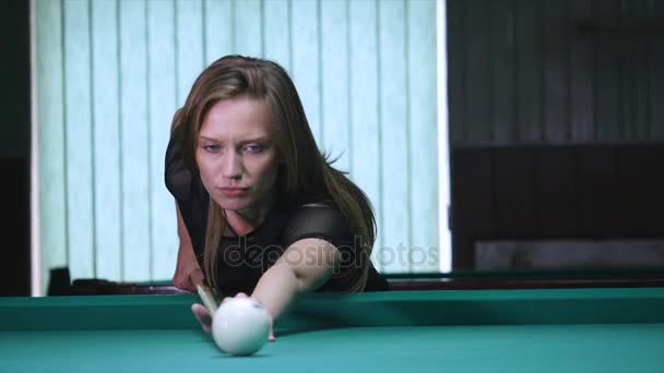 Young woman playing billiard game — Stock Video