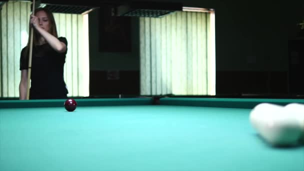 Young woman playing billiard game — Stock Video