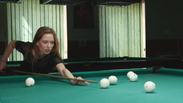 Young woman playing billiard game — Stock Video