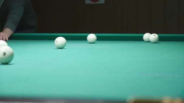 Joven jugando billar jugador de billar Snooker — Vídeos de Stock